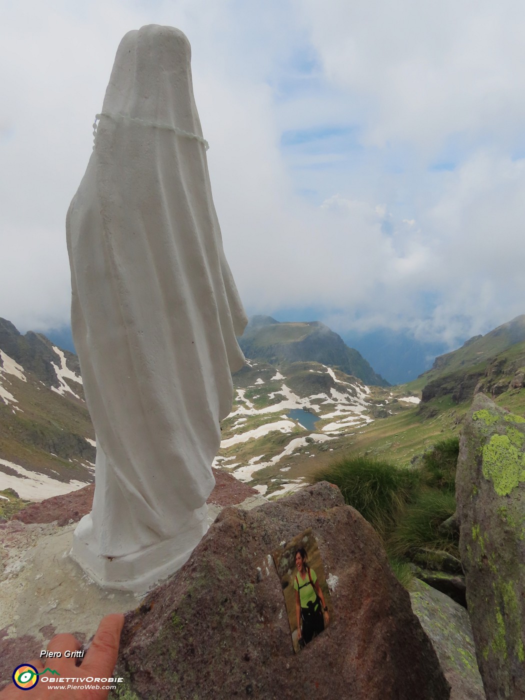 60 Alla bella bianca Madonnina con vista sul Lago di Pietra Quadra .JPG